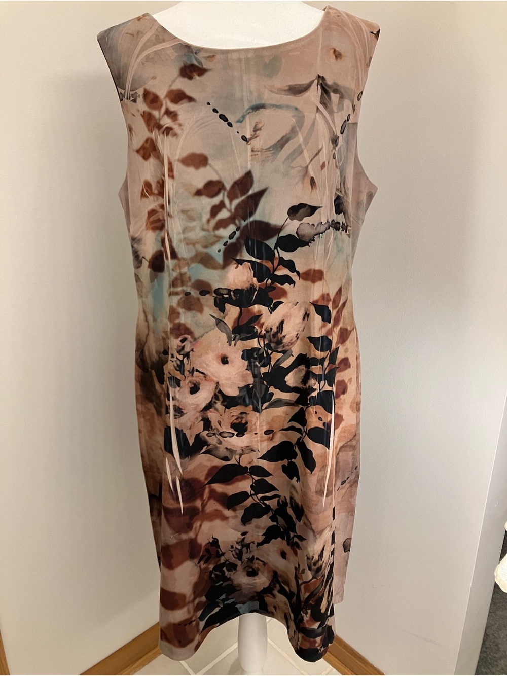 Connected Apparel Sleeveless Floral Shift Dress in Blush, Black and Brown